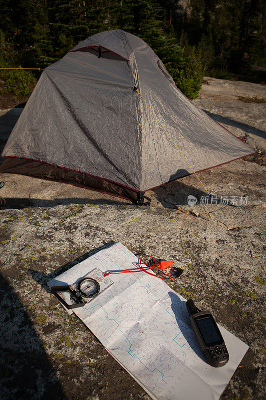 地图在一个帐篷旁边展开