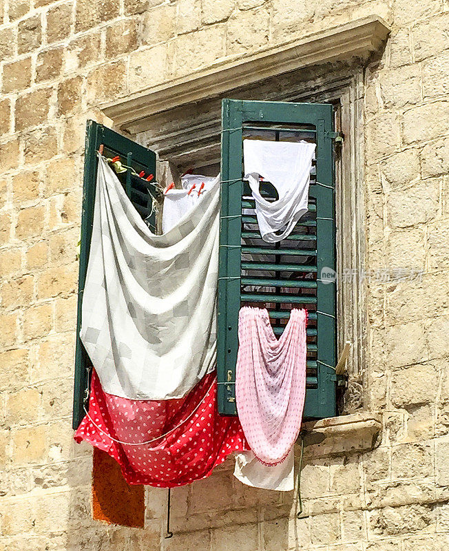 百叶窗上晾晒的衣物，意大利威尼斯