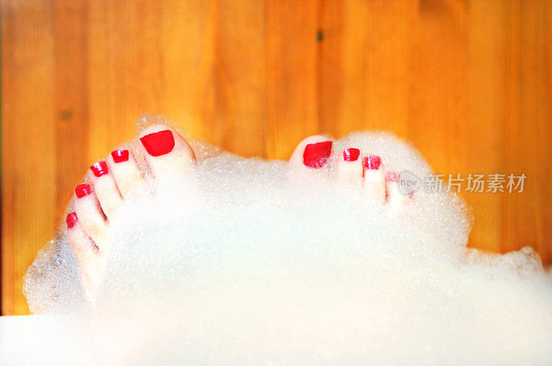 脚翘在泡泡浴里