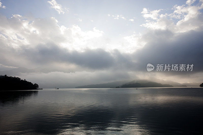 台湾远光日月潭黄昏宁静的湖水