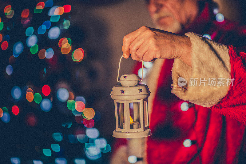 真正的圣诞老人提着灯笼的照片