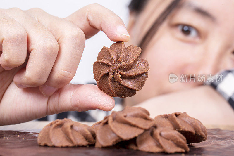 女孩在做巧克力饼干