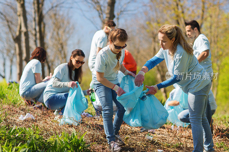 志愿者用垃圾袋清理公园区域