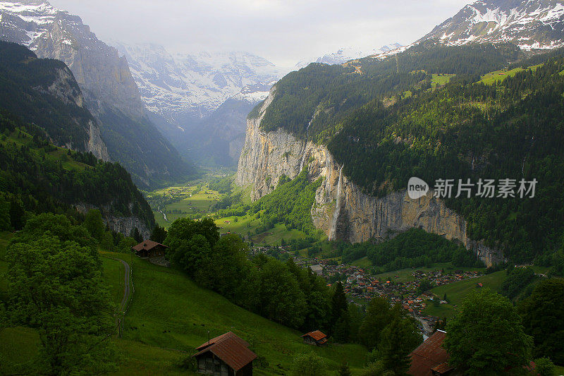 Staubbach瀑布，在Lauterbrunnen田园诗般的山谷乡村，瑞士阿尔卑斯山，翁根