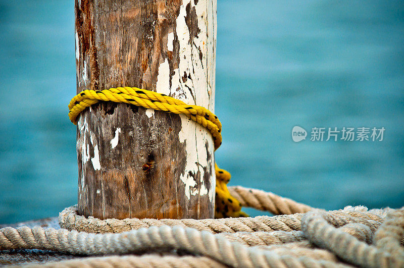 木桩，海洋码头上的绳索
