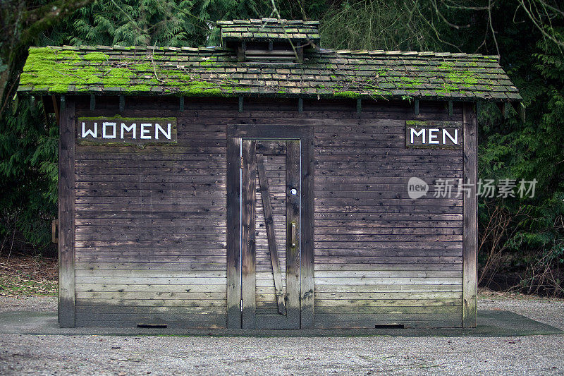 老的户外木制的户外厕所的女人和男人