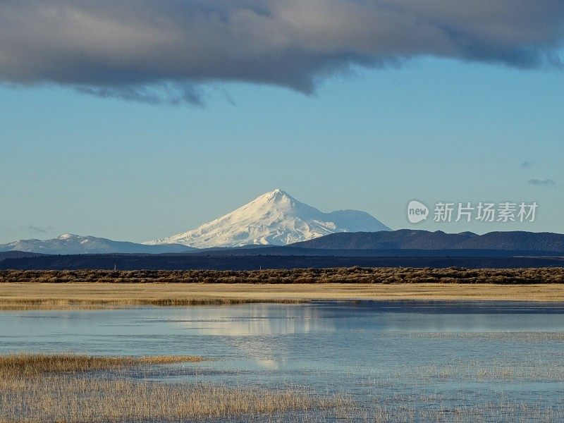 沙斯塔山的倒影