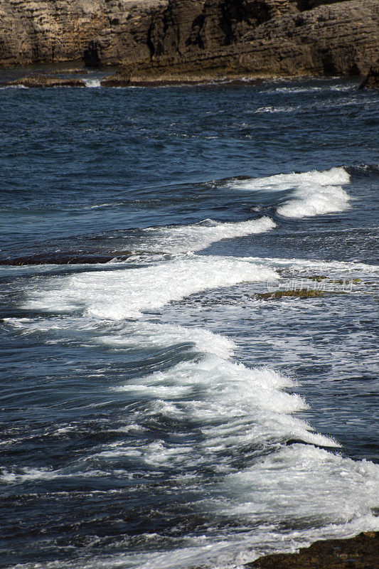 落基海岸与海浪