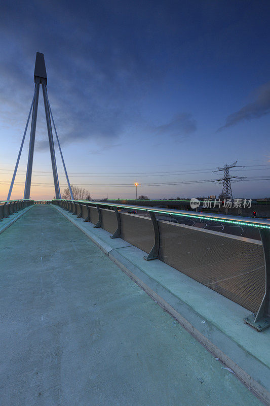 Naaldwijk高速公路上的未来主义大桥