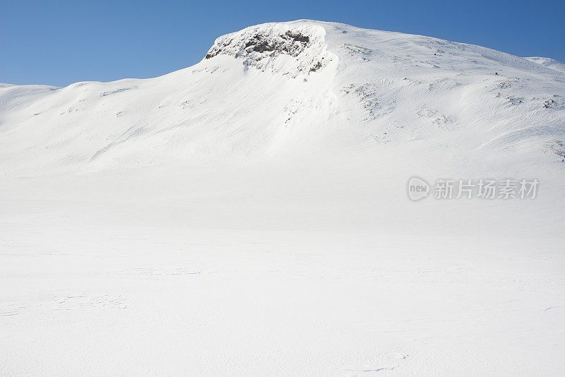挪威约敦海门的冰湖和冰雪覆盖的山脊