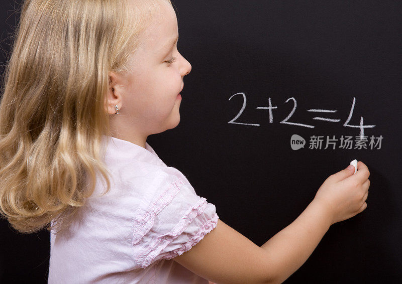 可爱的小女孩学习数学