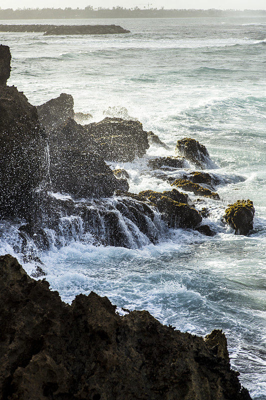 海浪冲击着岩石