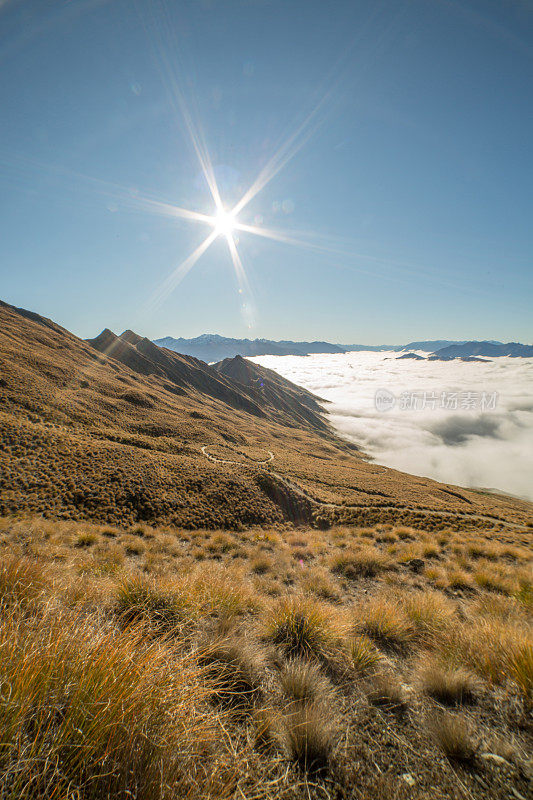 新西兰云层之上的山景