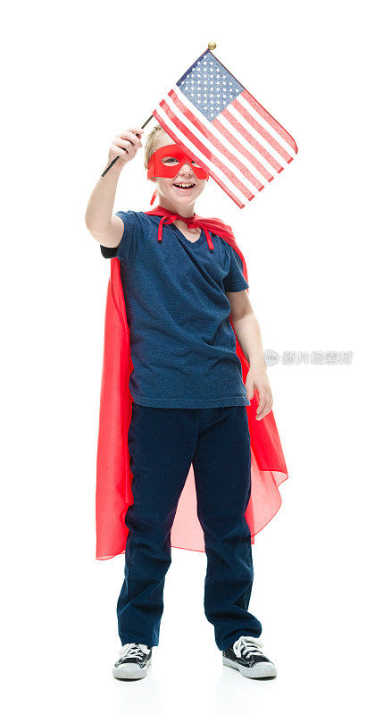 微笑的小男孩举着美国国旗