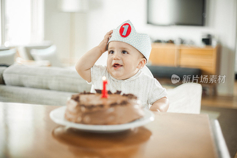 一岁男孩庆祝生日