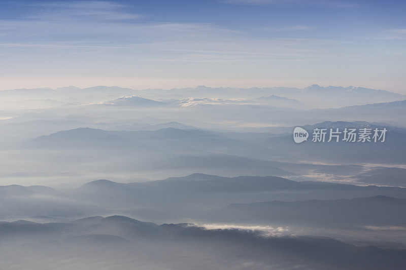 土耳其达拉曼·费提耶·穆格拉附近大雾弥漫的高山