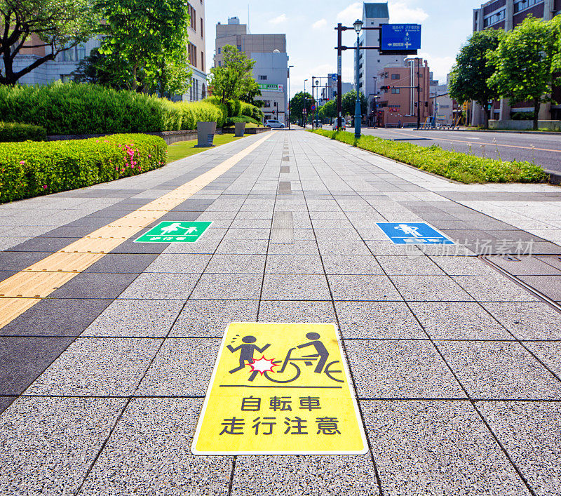 日本宇都宫有标志的自行车和人行道