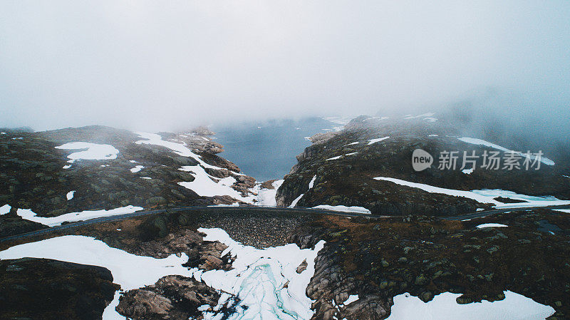 雪山中的湖泊鸟瞰图