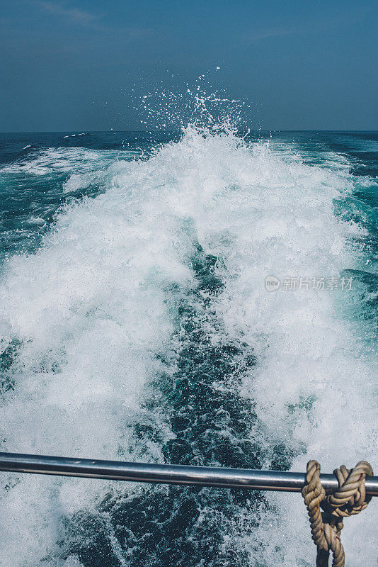 海浪在海上追着船