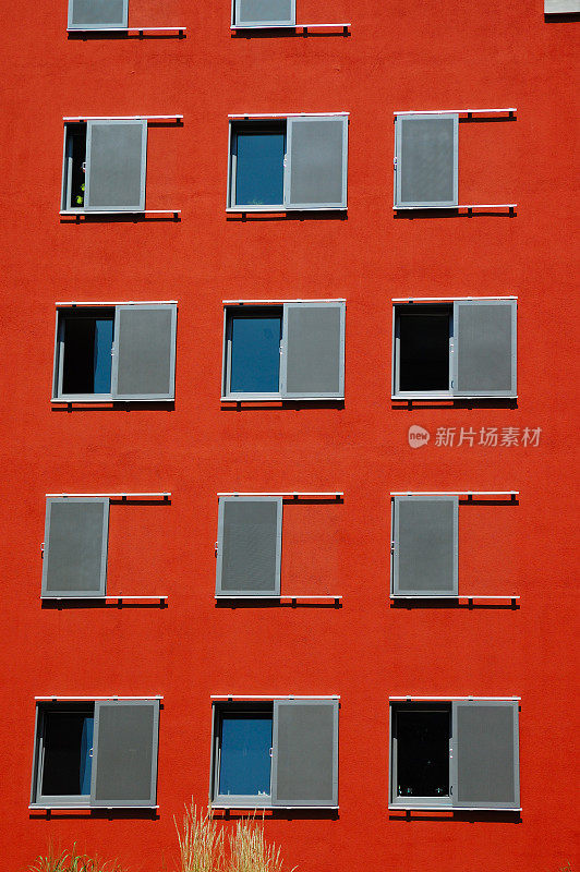 红色建筑上的窗户