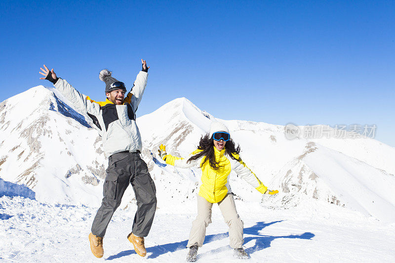 年轻夫妇在雪山上玩