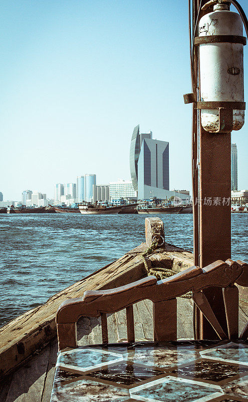 乘坐水上出租车在迪拜河上游弋