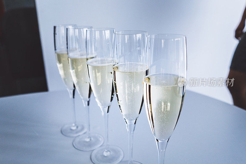 桌上一排排的香槟杯