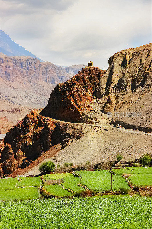 峡谷里的山路和绿色的田野。尼泊尔。喜马拉雅山脉。“下野马王国”。在安纳普尔纳山附近徒步旅行。