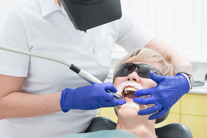 牙医治疗女孩的牙齿