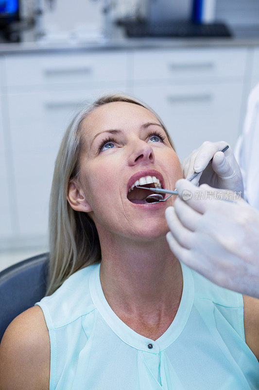 牙医用工具检查一个女人