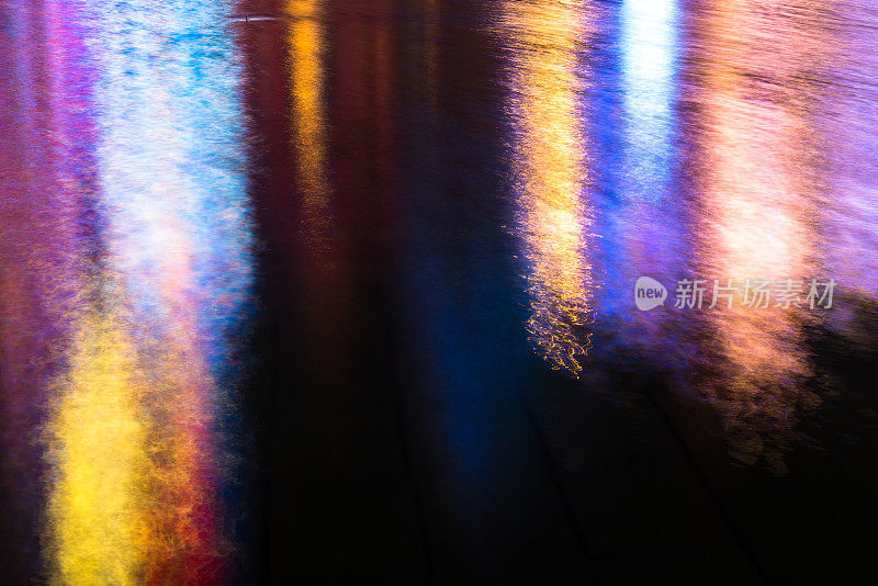 霓虹灯在水中的美丽倒影。