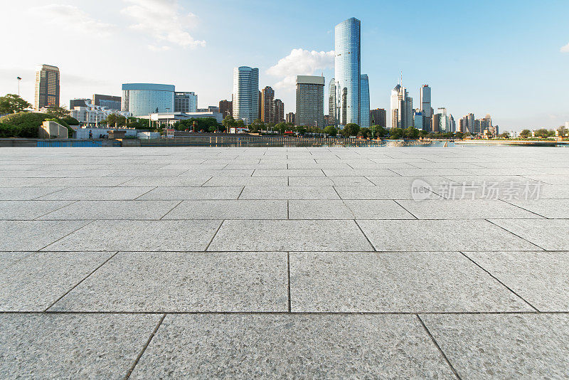 全景天际线和建筑物与空的混凝土广场地板