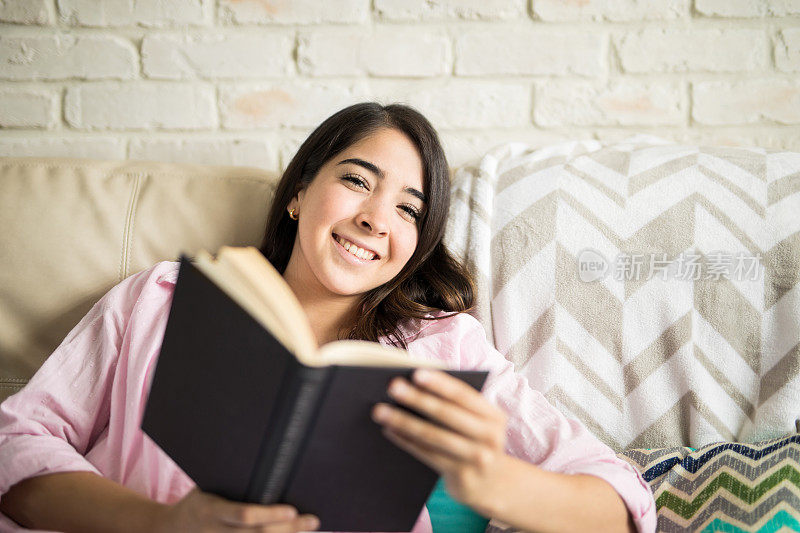 女人放松与她最喜欢的书