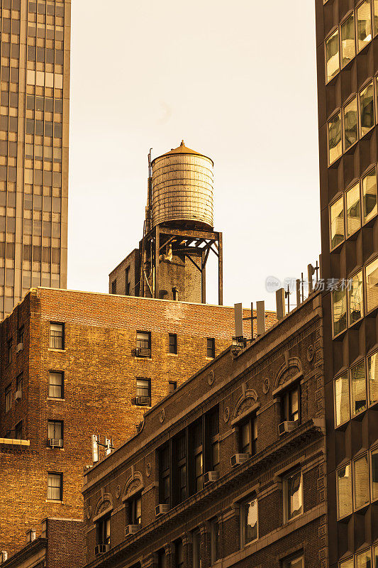曼哈顿的屋顶水塔