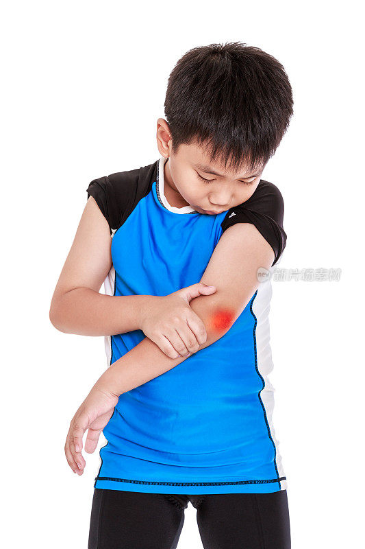 亚洲儿童自行车手肘部受伤。孤立在白色背景上。