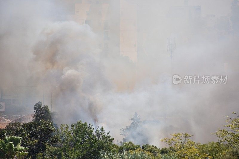 城市附近的田野着火了