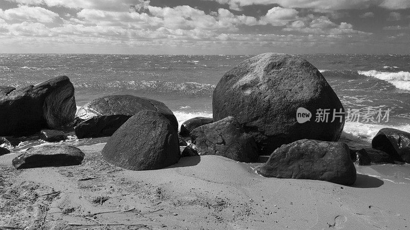 单色海岸景观与石头和巨石