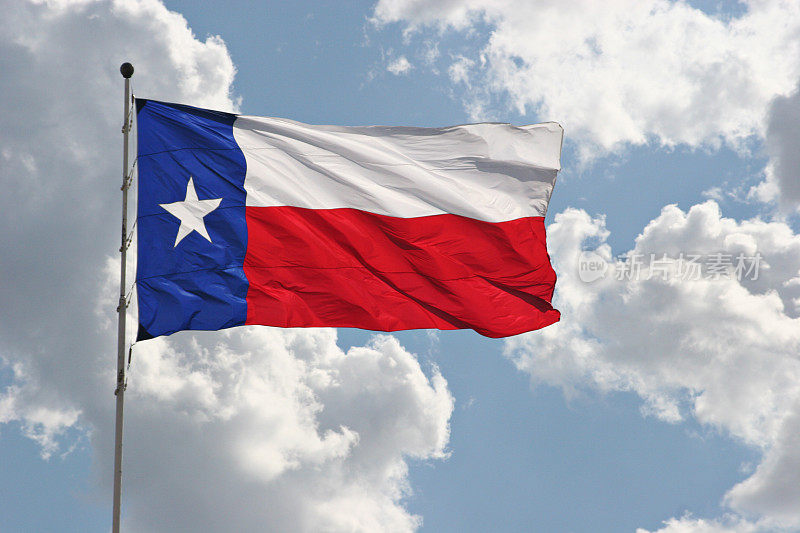 德克萨斯的国旗在一个美好的日子里飘扬