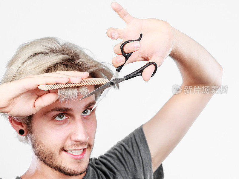 男人用剪刀和梳子做新发型
