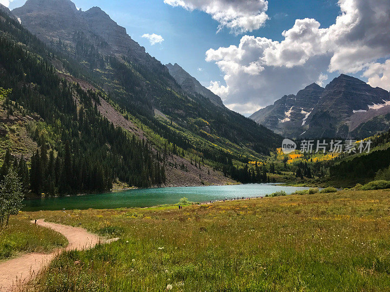 以山峰为背景的山湖