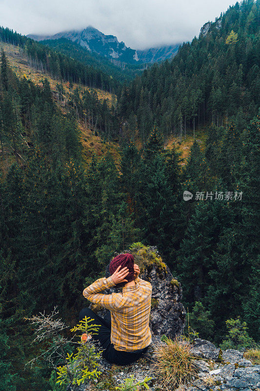 在斯洛伐克坐着看山的女人