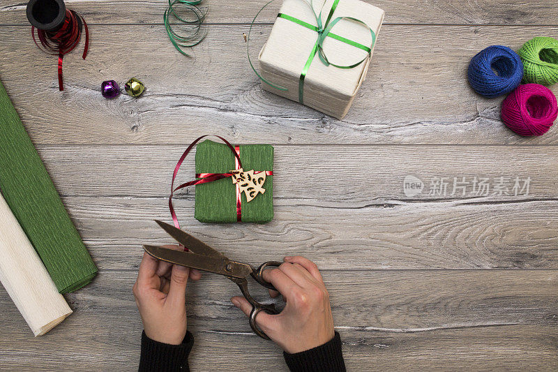 圣诞组成。圣诞礼物，针织毯子，松果，冷杉枝木制白色背景。平躺，俯视图