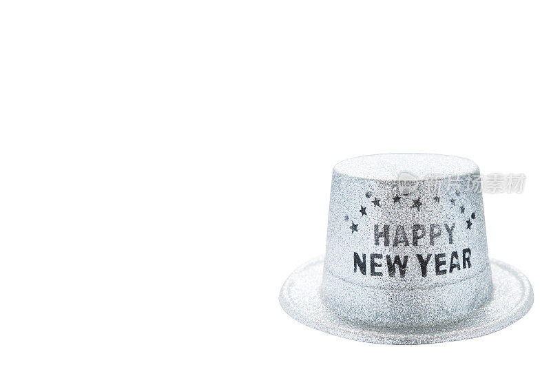 银色金属的新年派对帽孤立在白色的背景上，修剪着小路。复制你的文本空间