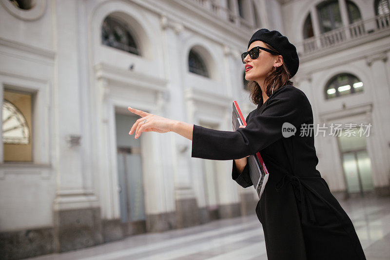 有魅力的女人在火车站挥手