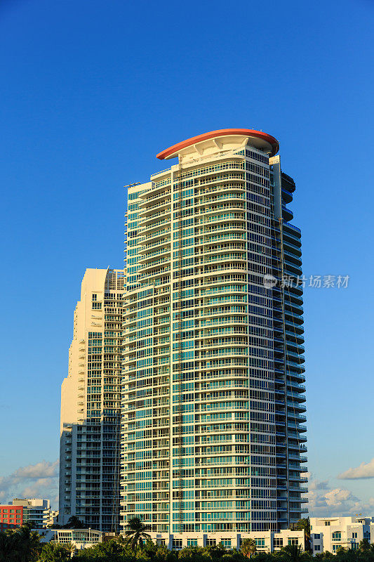迈阿密海滩附近的现代公寓大厦