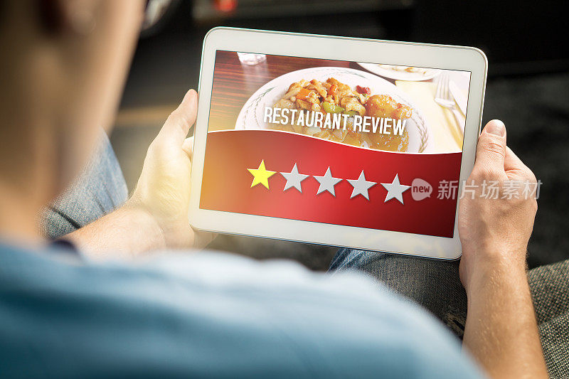 糟糕的餐馆评论。失望和不满意的客户在一个虚构的批评网站、应用程序或网站上给平板电脑的糟糕评级。