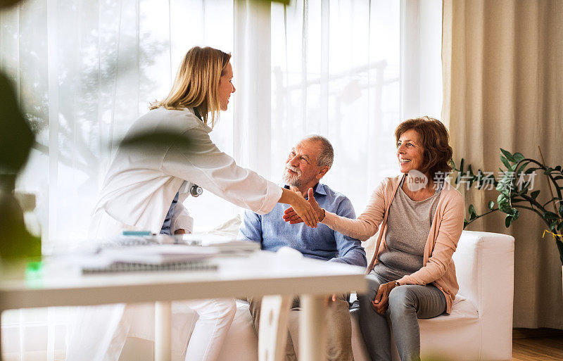 女医生和一对老年夫妇聊天。