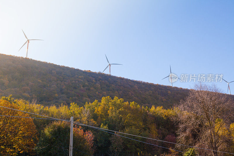 风电场和起伏的山丘