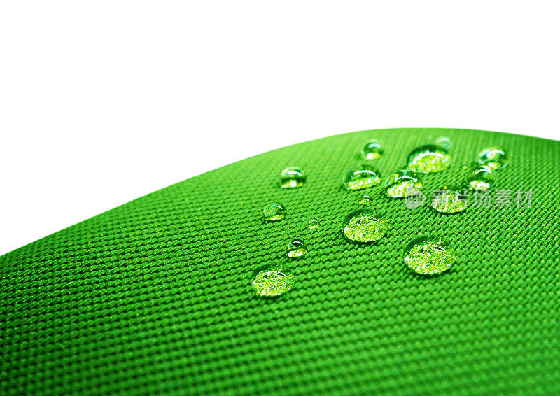 绿色防水织物与水滴靠近白色背景
