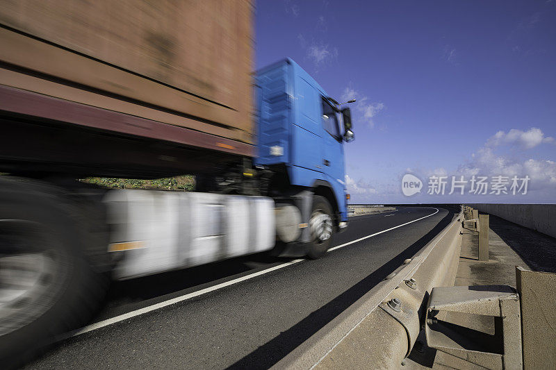 道路上模糊不清的汽车